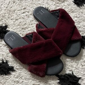 A New Day size 6.5 Women's Burgundy Faux Fur Slide Sandals